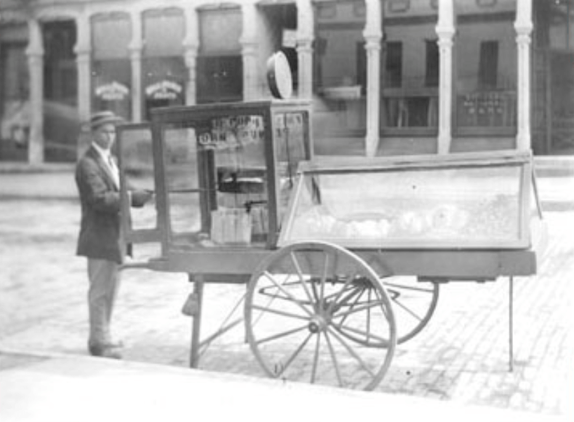 Когда появился современный попкорн. Продавец попкорна в США — 1912 год. Источник фото: wikimedia.org. Фото.