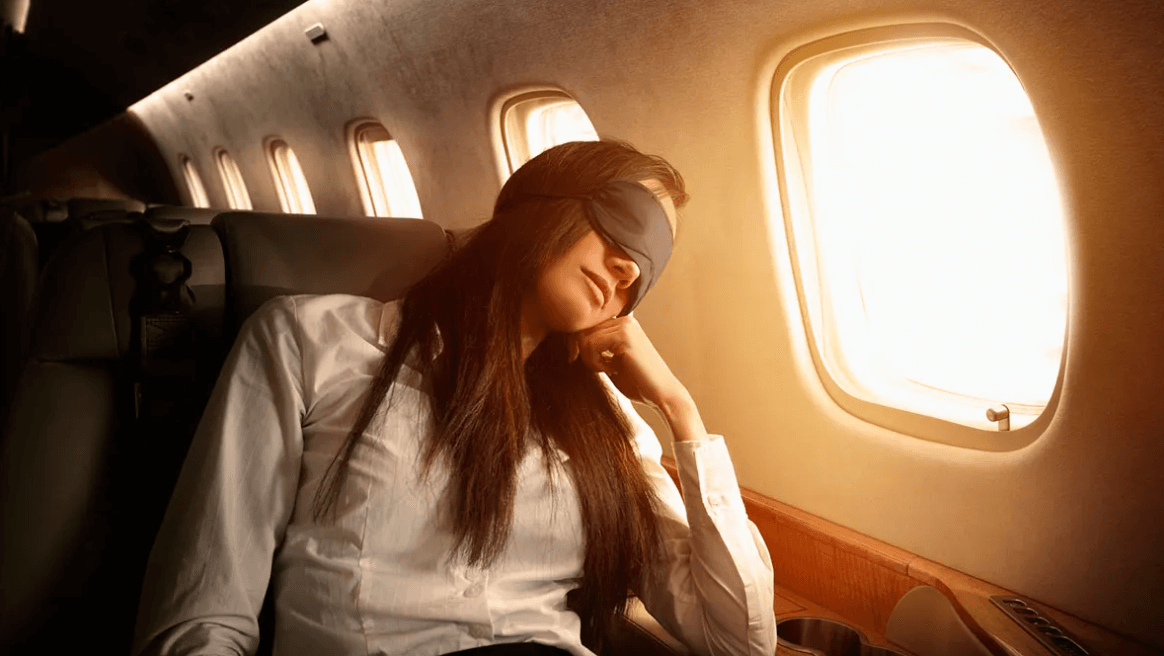Почему не стоит употреблять алкоголь во время полета. Алкоголь мешает сну и усиливает беспокойство. Источник фото: gq.ru. Фото.