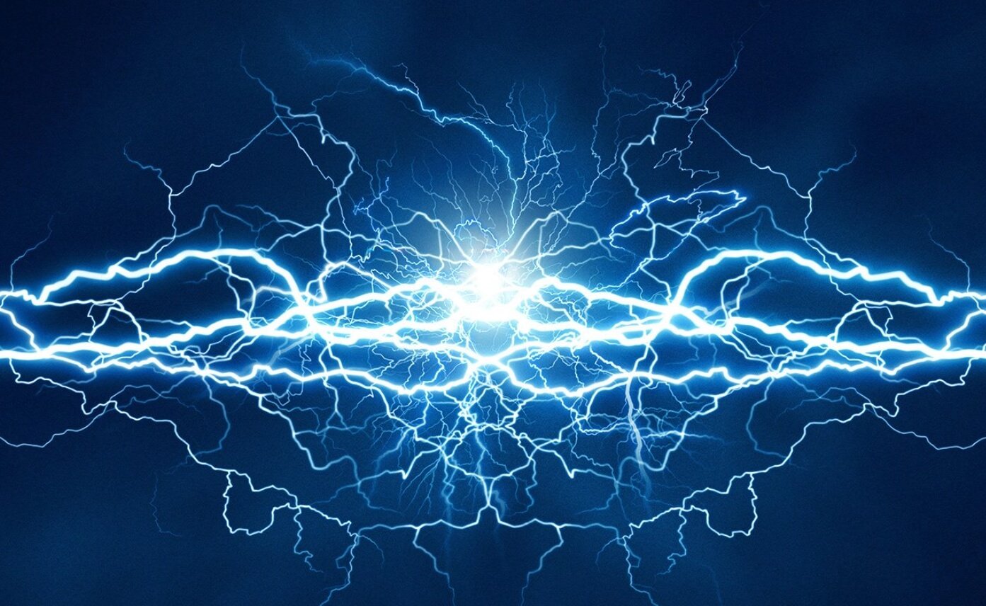 Что такое электричество. Электричество — это поток заряженных частиц, который движется от высокого потенциала к низкому. Источник: m24.ru. Фото.
