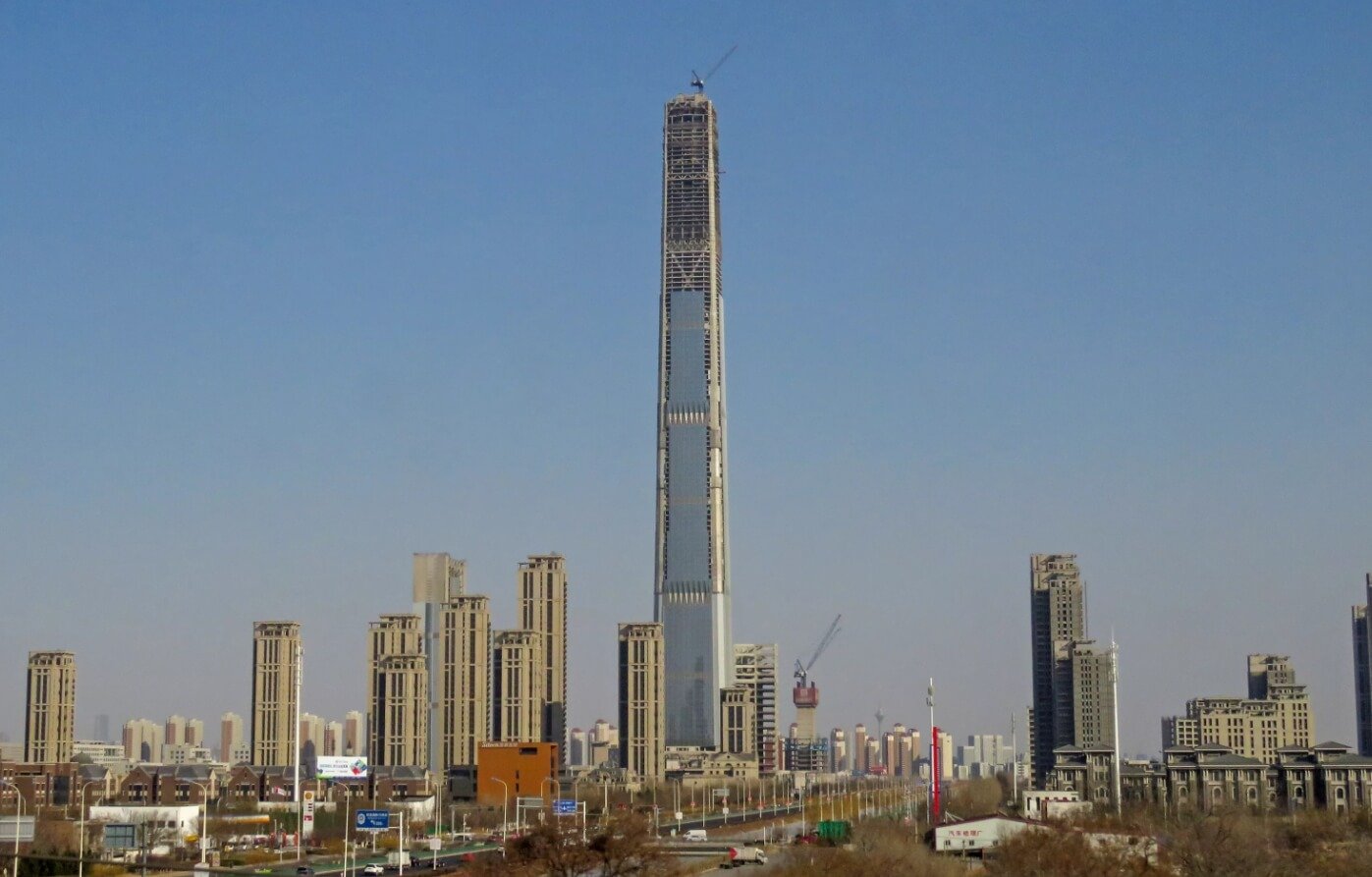 Как выглядит самое большое заброшенное здание в мире. Небоскреб Голдин файненс 117 одиноко стоит на окраине Тяньцзиня уже более 15 лет. Источник: wikipedia.org. Фото.