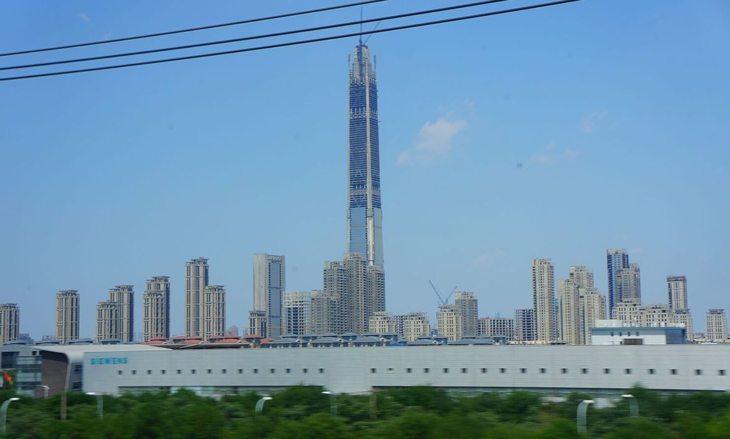 Небоскреб Голдин файненс 117. Голдин файненс 117 возвышается над другими зданиями Китая. Источник: wikimedia.org. Фото.