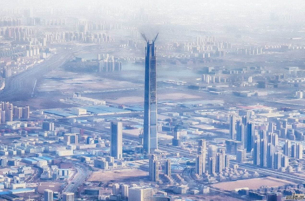 Заброшенный небоскреб в Китае. Небоскреб в Тяньцзине вряд ли когда-нибудь будет достроен. Источник: thetowerinfo.com. Фото.