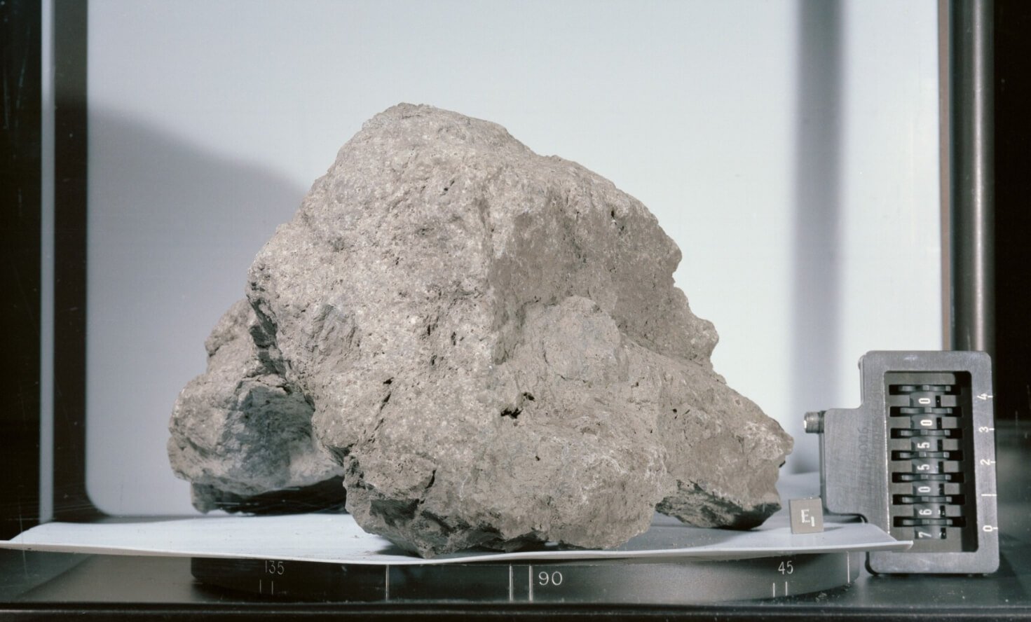 Добыча и изучение лунного грунта. Образец лунного грунта, добытый в рамках миссии «Аполлон». Источник: fishki.net. Фото.