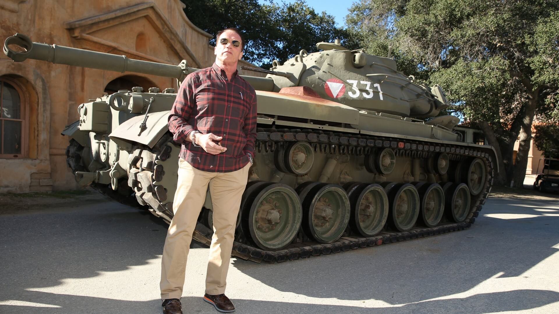 В каких странах можно купить танк без проблем с законом. Арнольд Шварценеггер с личным танком за 1,4 миллиона долларов. Источник: aif.ru. Фото.