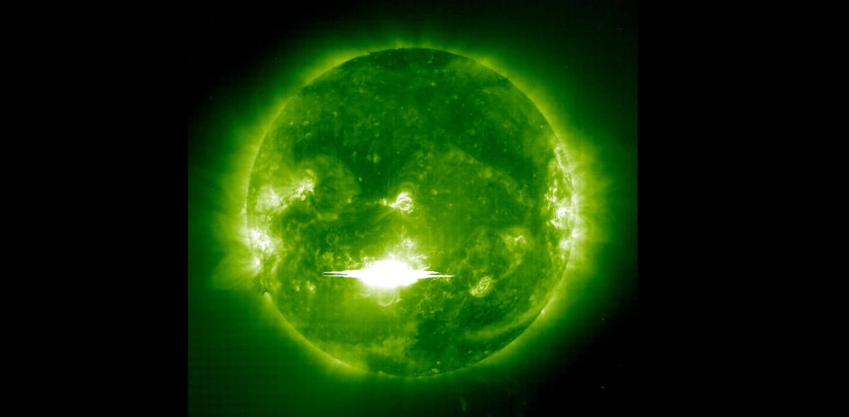 Потеря связи. Рентгеновские лучи стали причиной радиошторма в ионосфере утром и в начале второй половины дня 28 октября 2003 года, согласно данным Центра космической среды NOAA (SEC). Изображение: NASA/WireImage. Фото.