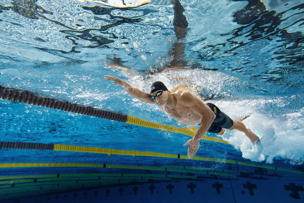 Почему плавать сложнее, чем бегать. Плавать сложнее, чем бегать, из-за большого сопротивления воды. Изображение: Mad Wave. Фото.