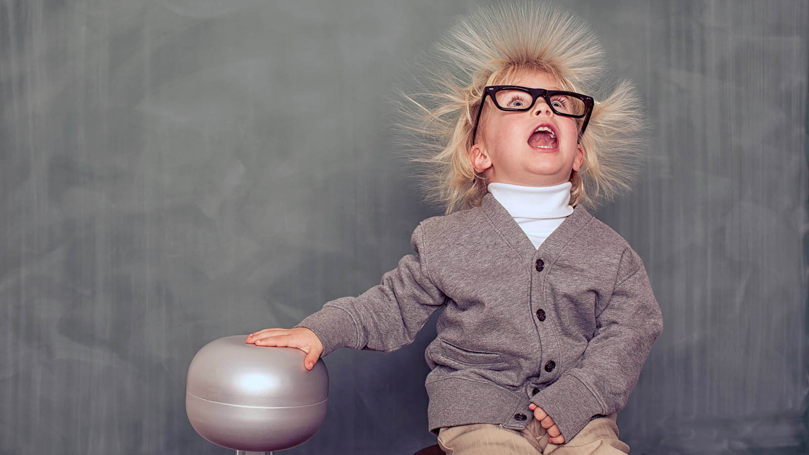 Статическое электричество. Притяжение волос к наэлектризованному шарику – это статическое электричество. Изображение: cdn.hswstatic.com. Фото.