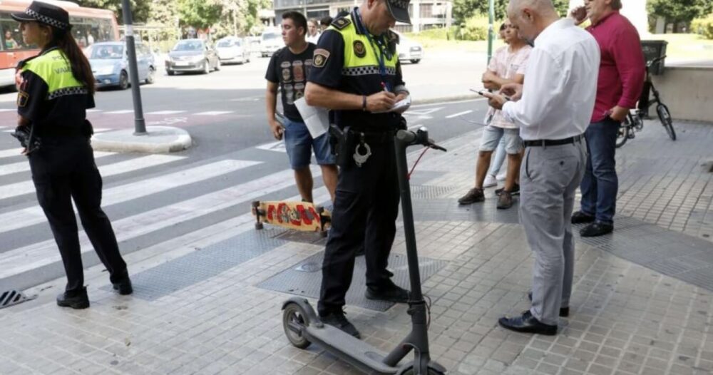 どの国の警察が電動スクーターやトラクターに乗っていますか?