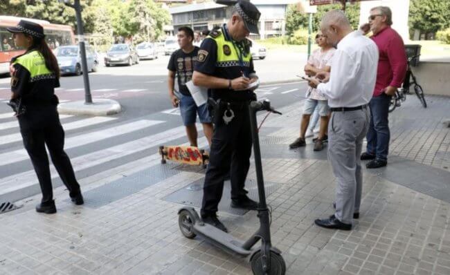 В каких странах полиция ездит на электросамокатах и тракторах. Фото.