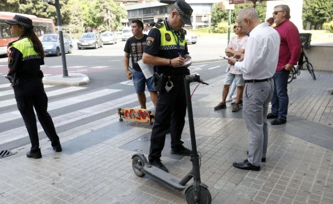 В каких странах полиция ездит на электросамокатах и тракторах. Полиция разных стран всегда экспериментирует с транспортом. Источник: helmate.es. Фото.