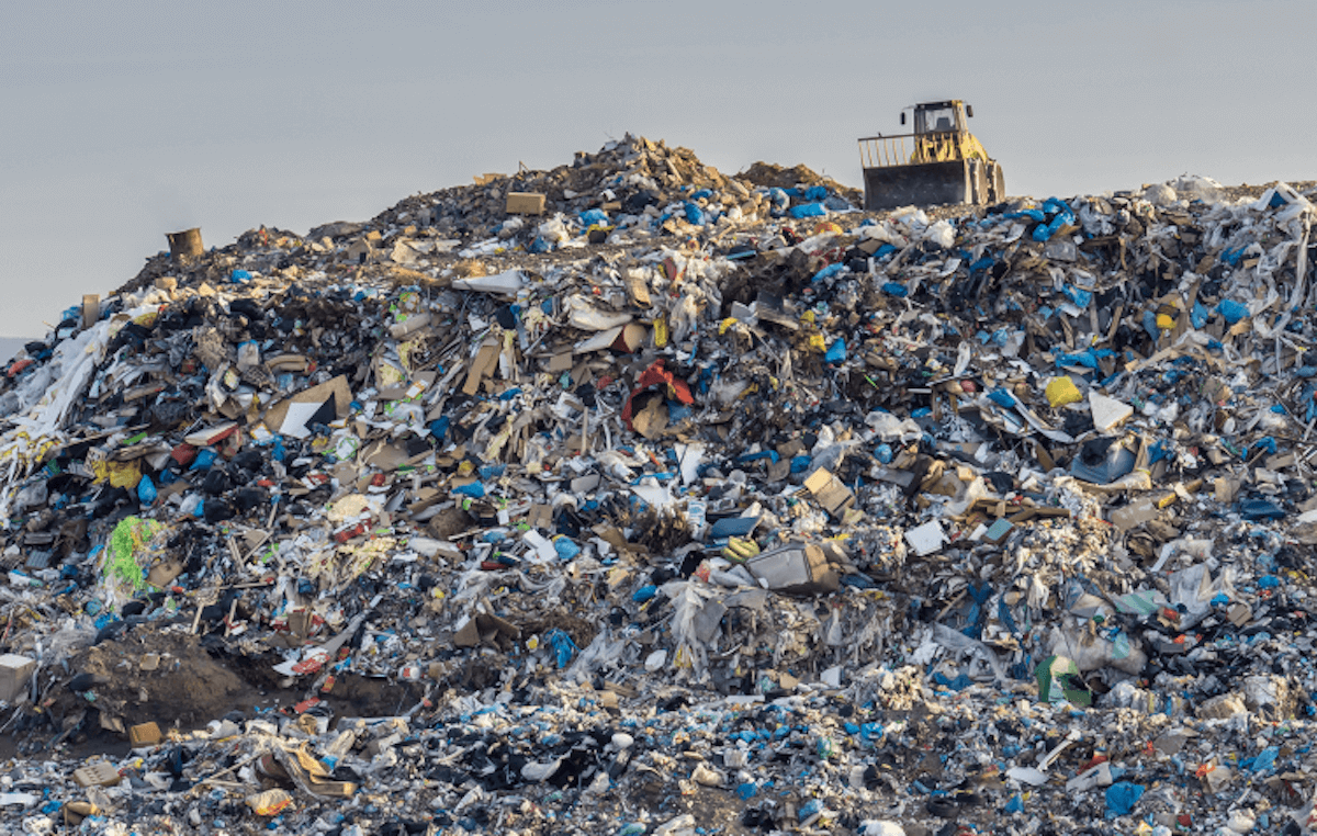 Влияет ли время года на опасность свалок. Чтобы представить себе масштабы мусора, подумайте сколько пакетов вы выбрасываете в день и умножьте это на миллиона и миллиарды людей на планете. И то, цифра будет сильно преуменьшена. Изображение: russiarecycling. Фото.