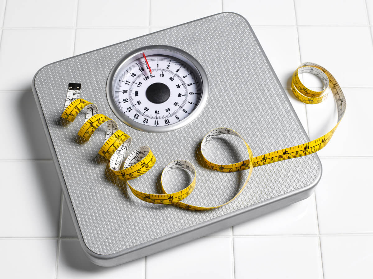 Как часто нужно взвешиваться? Контроль веса помогает следить за общим состоянием организма. Изображение: www.mensjournal.com. Фото.