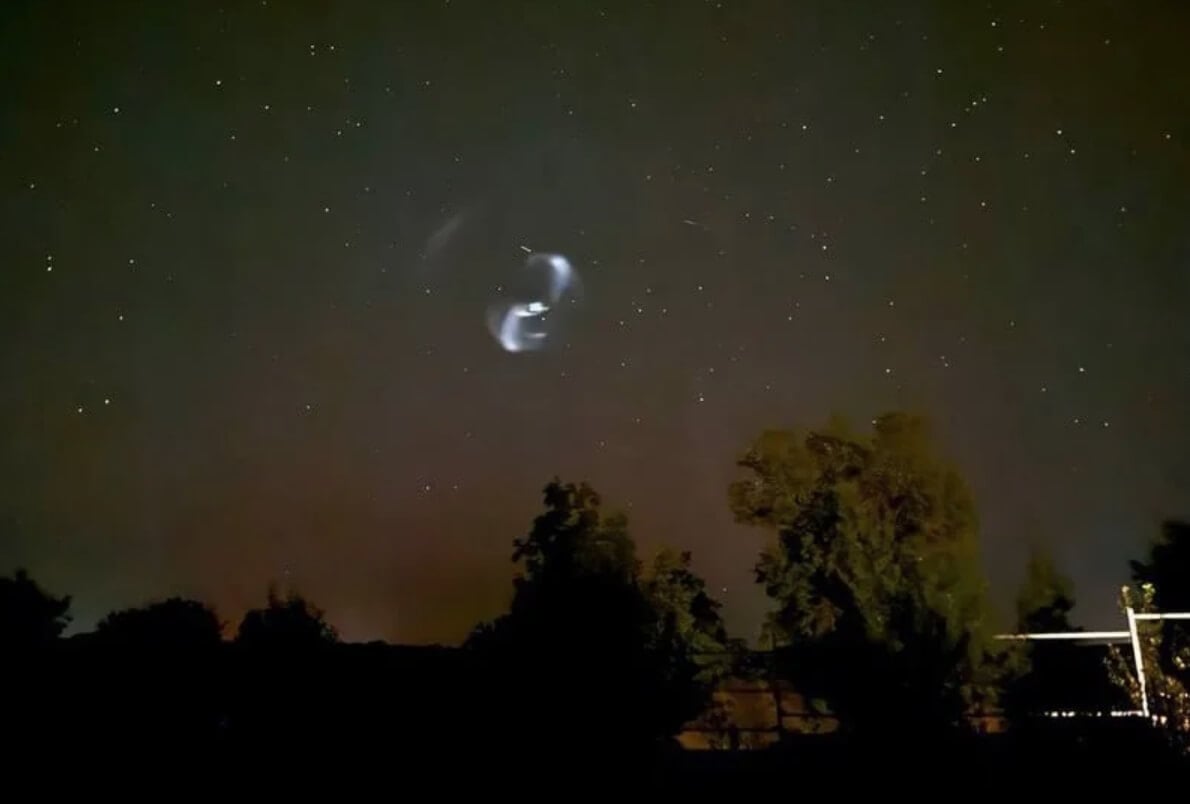 Фотографии НЛО над Россией в июле 2024 года. Разумеется, загадочный объект на небе некоторых людей напугал. Источник: hi-tech.mail.ru. Фото.