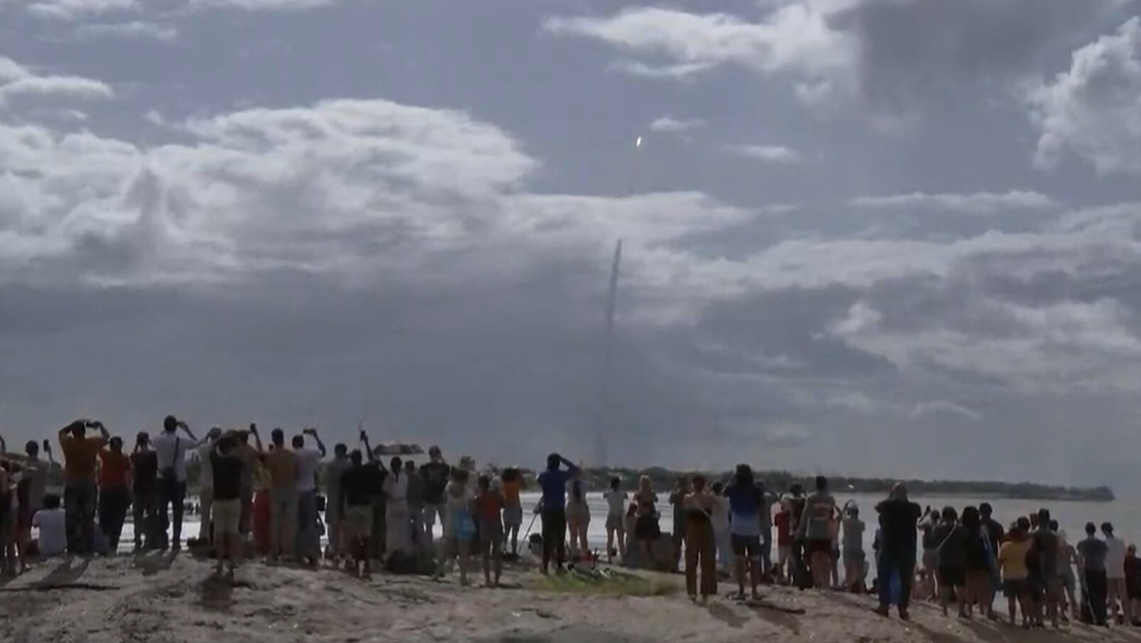 Верхняя ступень ракеты «Ариан-6». Зрители наблюдают за взлетом ракеты «Ариан-6». Источник: space.com. Фото.