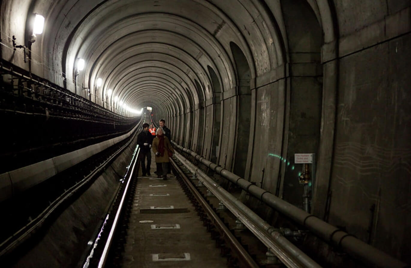 Самый первый подземный тоннель в мире. Туннель под Темзой является частью лондонского метро. Источник: wikimedia.org. Фото.