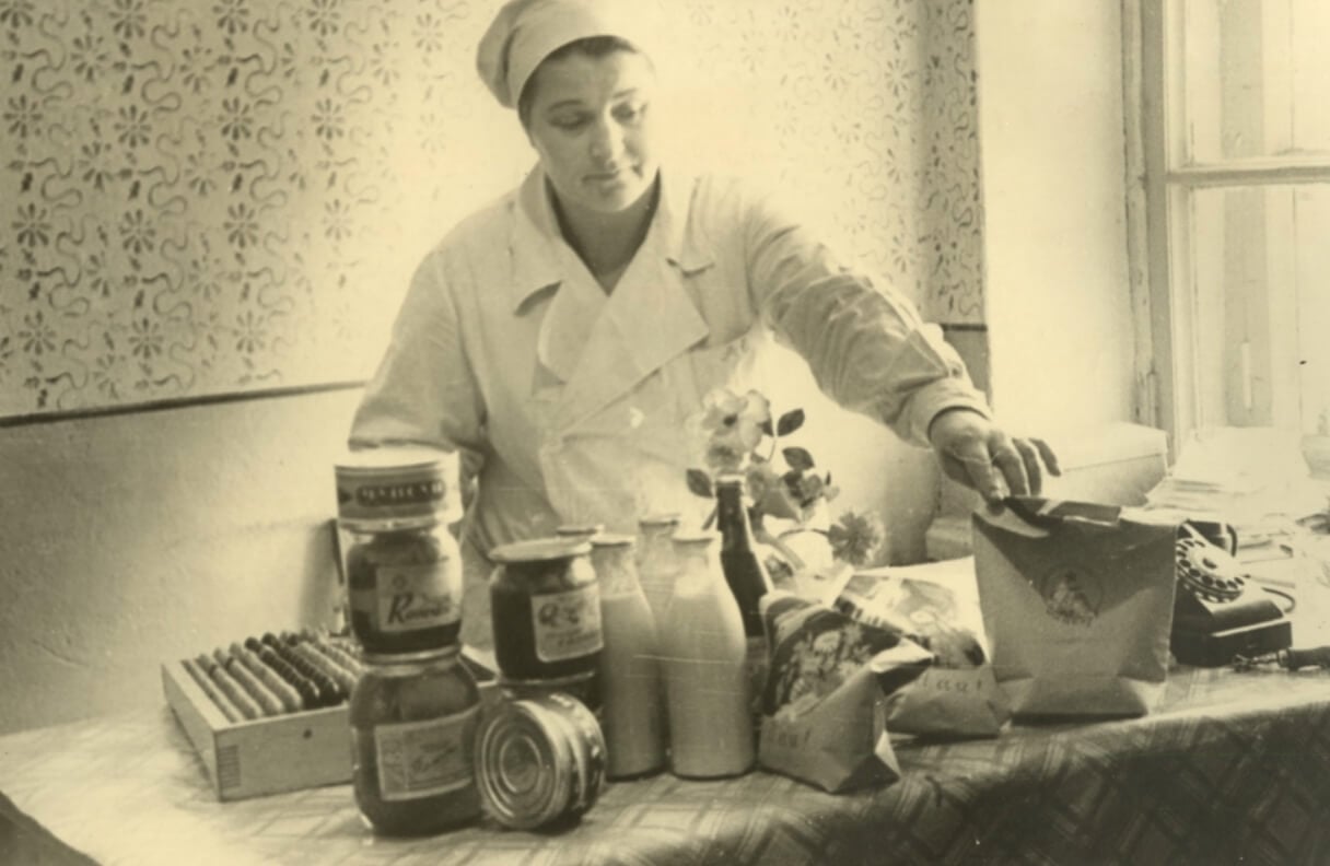 Доставка еды в СССР. Продавщица собирает продукты для доставки. Источник: fishki.net. Фото.