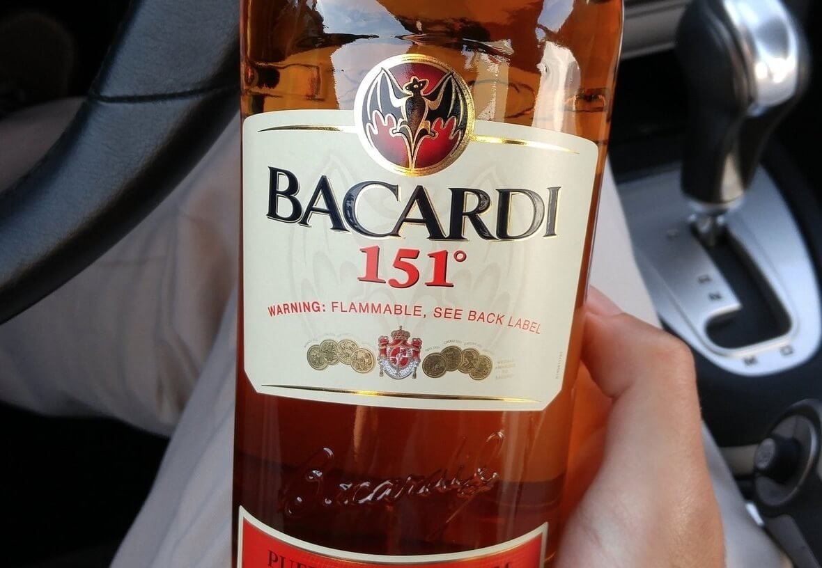 Рейтинг самого крепкого алкоголя. Бутылка рома Bacardi 151. Источник: bacardis.ru. Фото.
