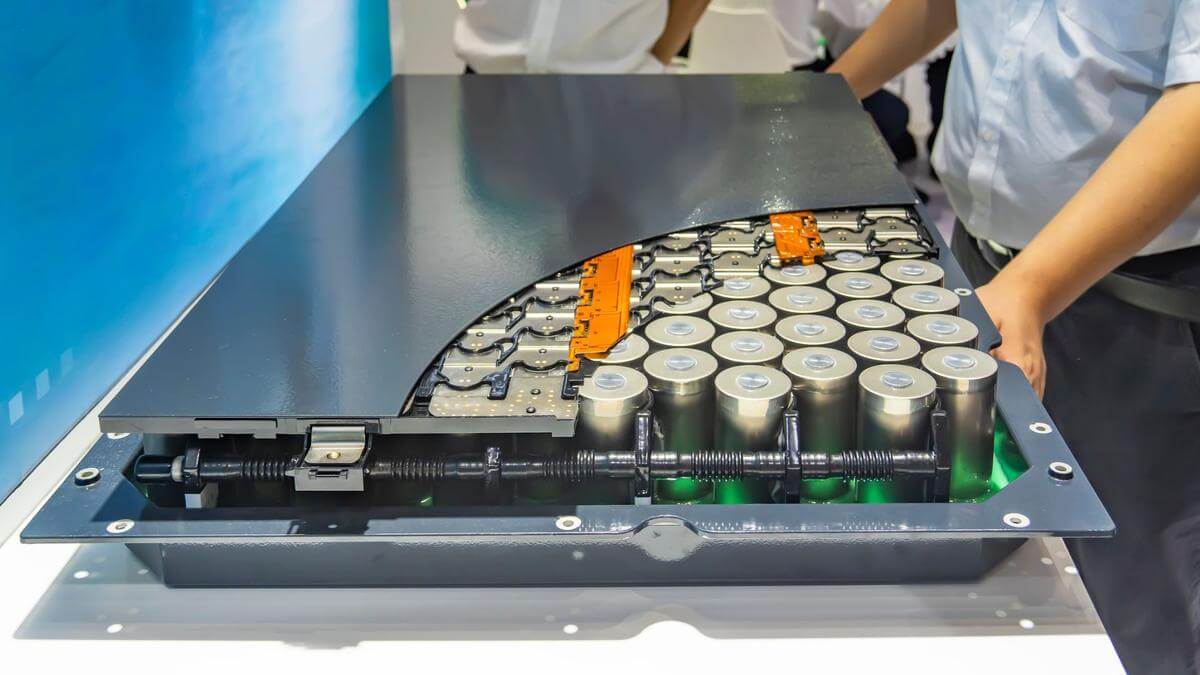 Зарядка на 1000 км за 9 минут: прорыв в области аккумуляторов для электромобилей. Компания Samsung выпустила первые твердотельные батареи для электромобилей. Источник фото: interestingengineering.com. Фото.