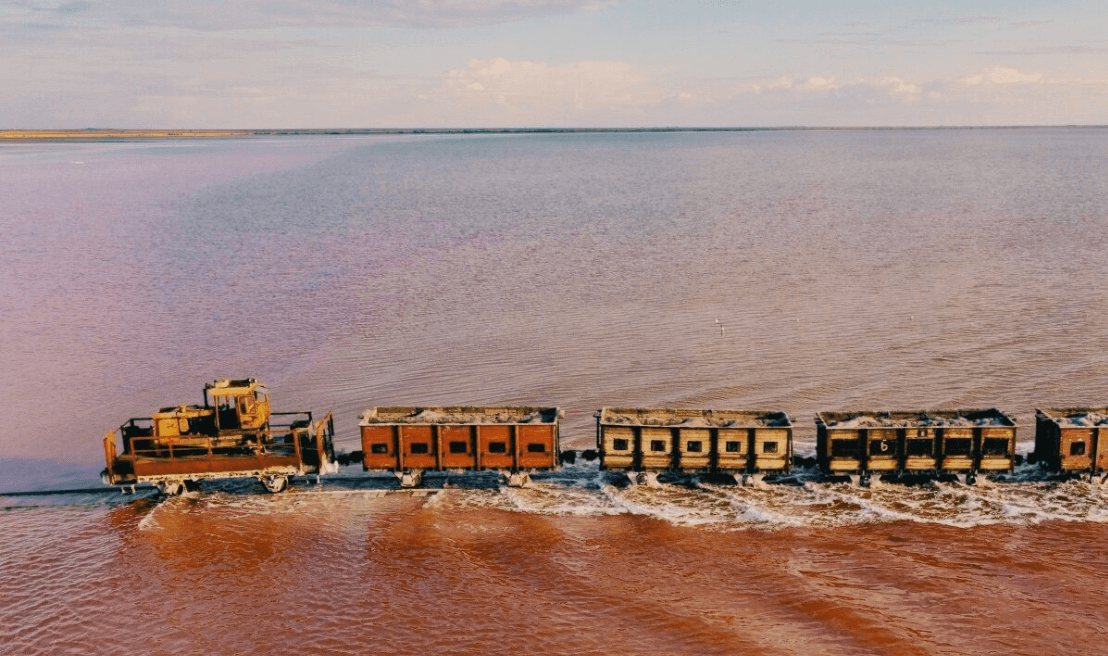 Добыча поваренной соли. Поезд перевозит добытую соль: dzen.ru. Фото.