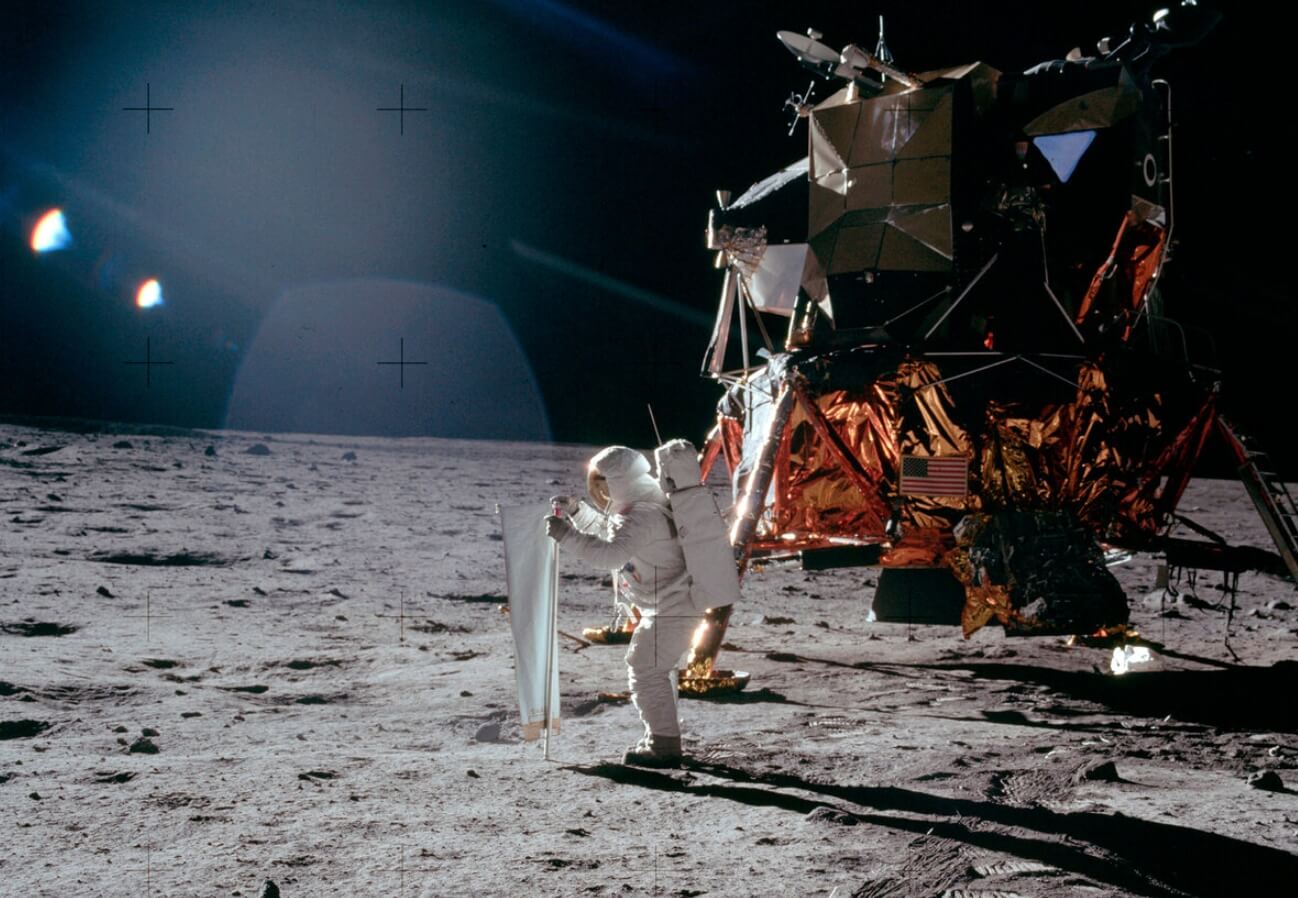 Первый рекорд дальности полета в космос. Фотография первых людей на Луне. Источник: mk.ru. Фото.
