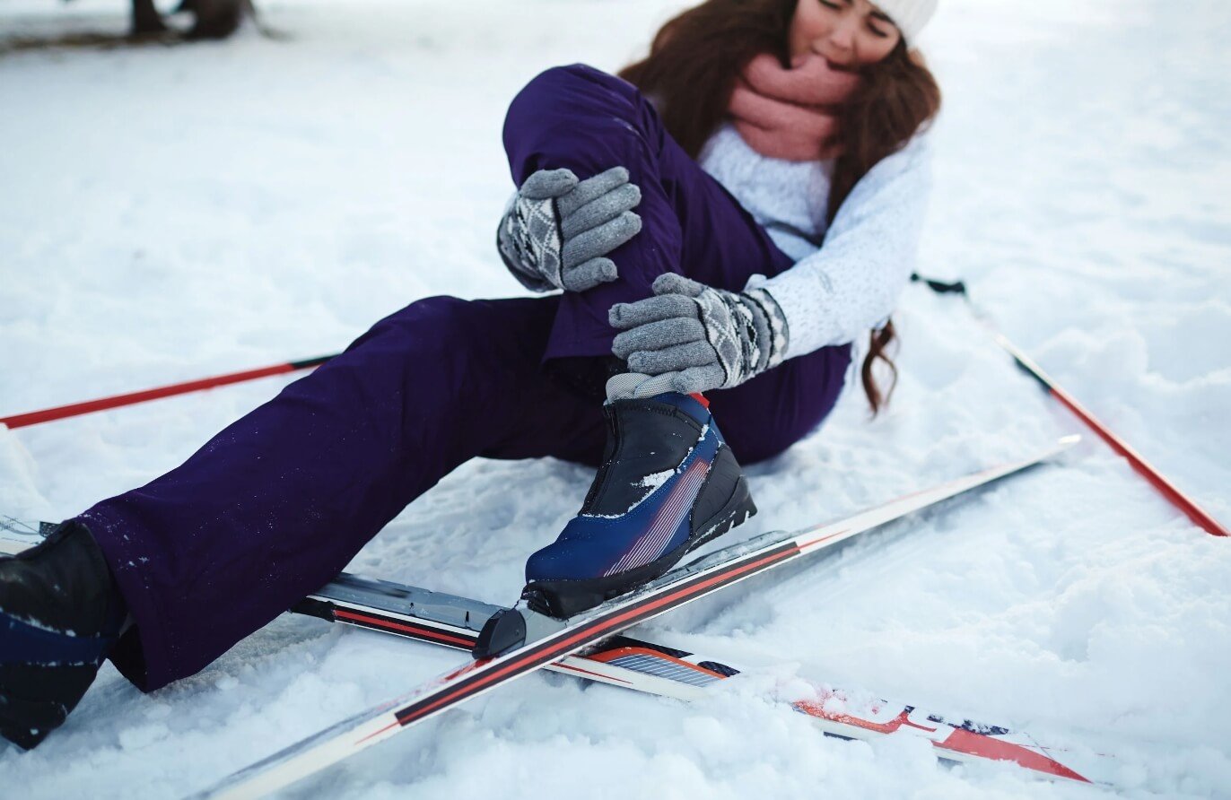 Опасность лыжного спорта. Травму на лыжах можно получить даже во время обычных покатушек. Источник: health.7days.ru. Фото.