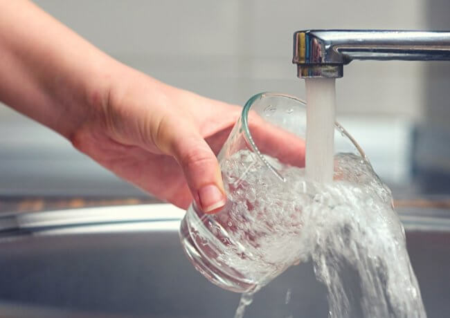 В чем разница между водой из магазина и из-под крана. Фото.