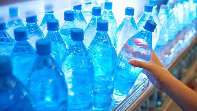 Почему бутилированная вода может быть опаснее, чем вода из-под крана. Фото.