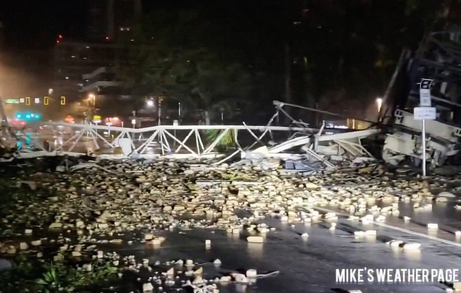 В Сент-Питерсберге из-за урагана упал строительный кран. Источник фотографии: Reuters. Фото.