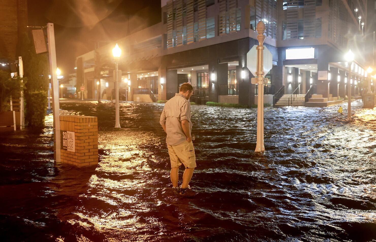 Наводнение во Флориде из-за урагана Милтон. Автор фотографии: Joe Raedle/Getty Images. Фото.