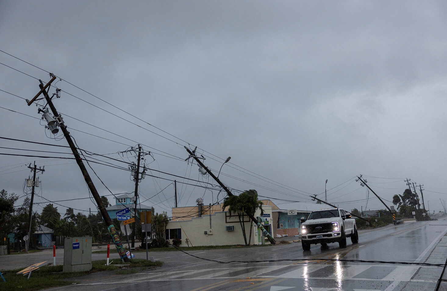 Сильный ветер повредил линии электропередач. Источник фотографии: Reuters. Фото.