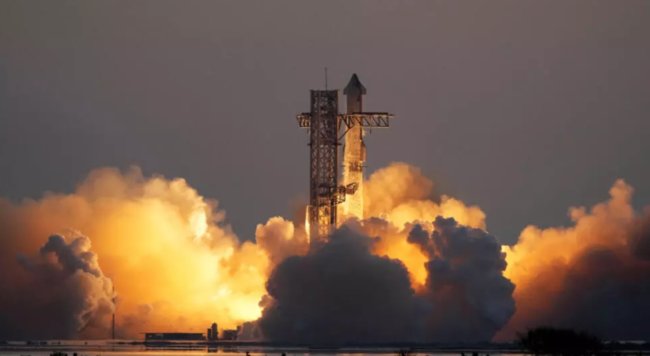 Илон Маск творит историю: гигантская башня SpaceX впервые поймала ракету! Фото.