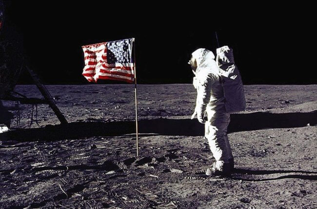 Флаги США на Луне: сколько их было и что с ними стало. Фото.