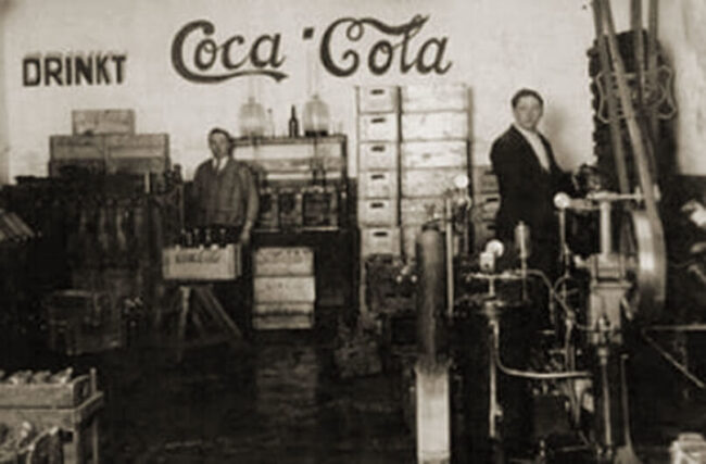 Уже в 1902 году Coca-Cola стала самым популярным безалкогольным напитком в США. Источник изображения: ecookie.ru. Фото.
