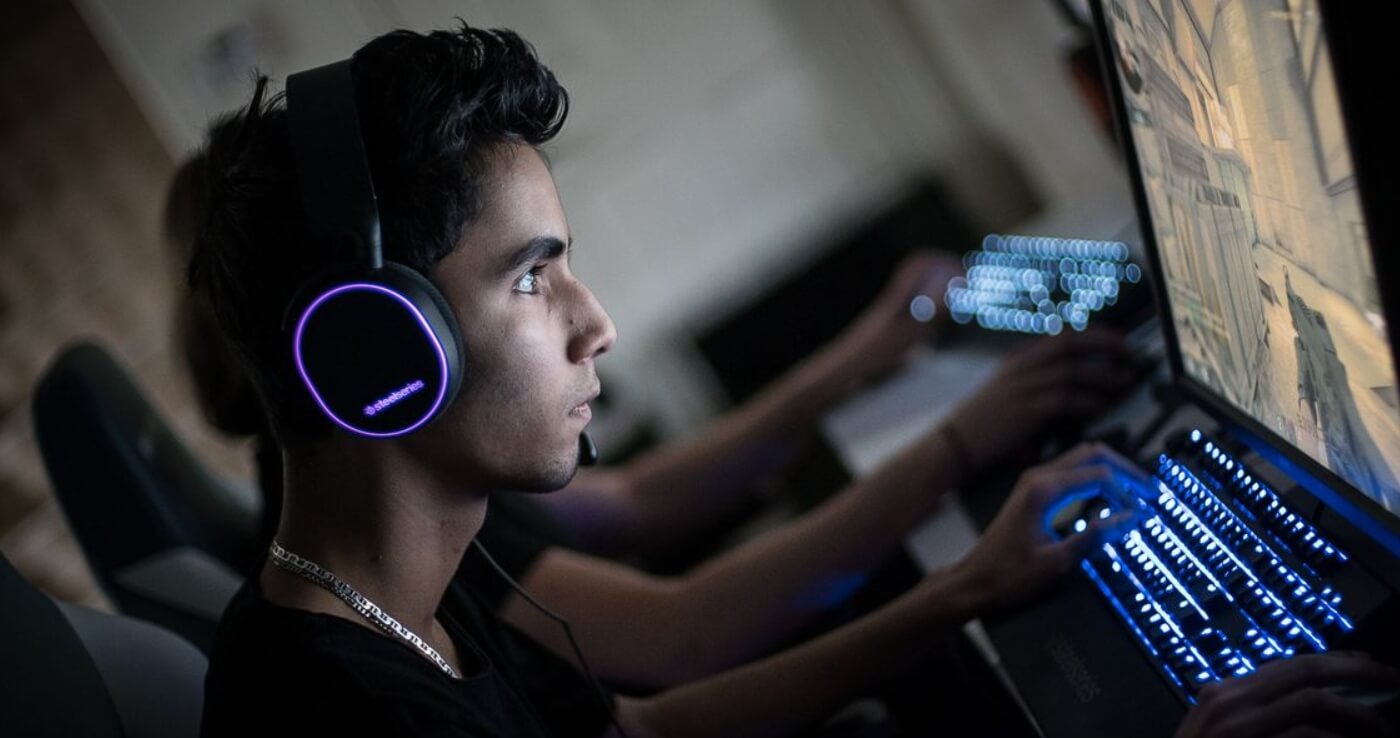 Ухудшение слуха из-за игр. Большую опасность для слуха представляют наушники. Источник изображения: cybersport.ru. Фото.