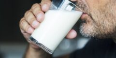 Для чего нужно пить стакан молока каждый день — названа очень важная причина. Фото.