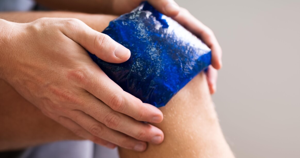 Холодный компресс помогает от боли по той же причине, что поглаживание место ушиба. Источник: vokrugsveta.ru. Фото.