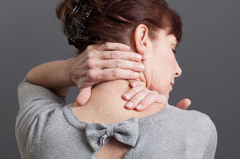 Когда мы трем участок, который болит, перебиваем болевые ощущения, другими ощущениями. Источник: mistosumy.com. Фото.