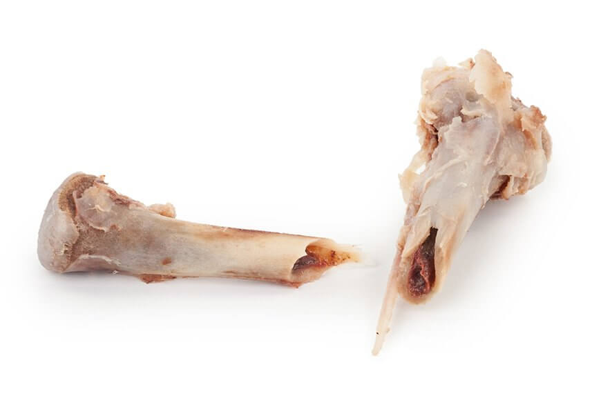 При надавливании собачьими зубами куриные кости распадаются на мелкие очень острые осколки. Источник изображения: qiwiq.ru. Фото.