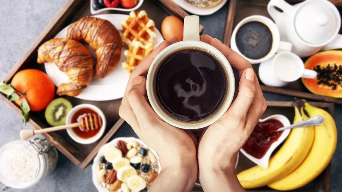 Не зря завтрак считается главным приёмом пищи, ведь он задаёт ваше настроение, энергию и работоспособность на день. Источник изображения: profile.ru. Фото.