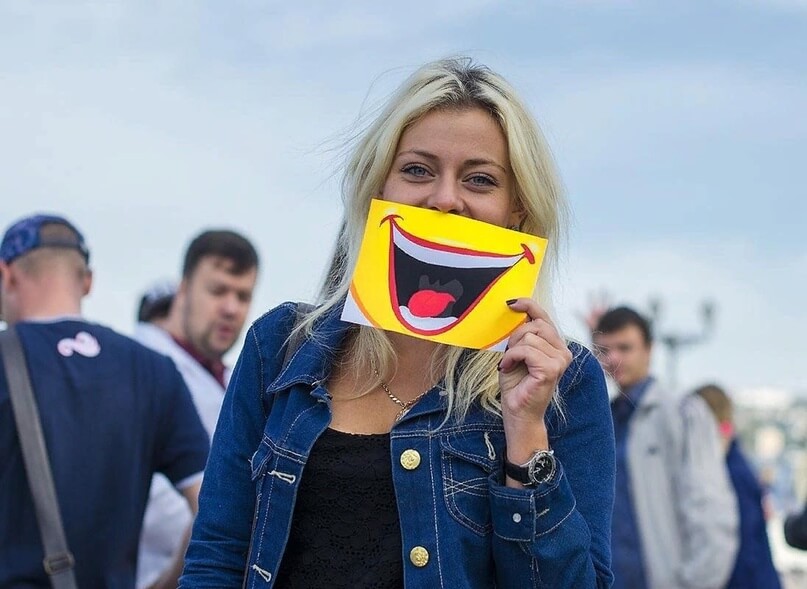 Не будьте серой массой, зажигайте улыбки на лицах. Источник изображения: culture.ru. Фото.