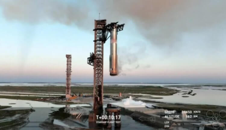 Испытания Starship от SpaceX. Башня «Мехазилла» поймала первую ступень Starship. Источник изображения: SpaceX. Испытания Starship от SpaceX. Башня «Мехазилла» поймала первую ступень Starship. Источник изображения: SpaceX. Фото.