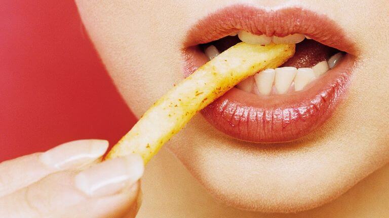 2–3 порции жареного картофеля в неделю вдвое увеличивают вероятность преждевременной смерти. Источник изображения: delish.com. Фото.