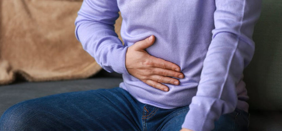 Употребление фастфуда в спешке, без тщательного пережёвывания, может привести к развитию гастрита. Источник изображения: neurourologist.ru. Фото.