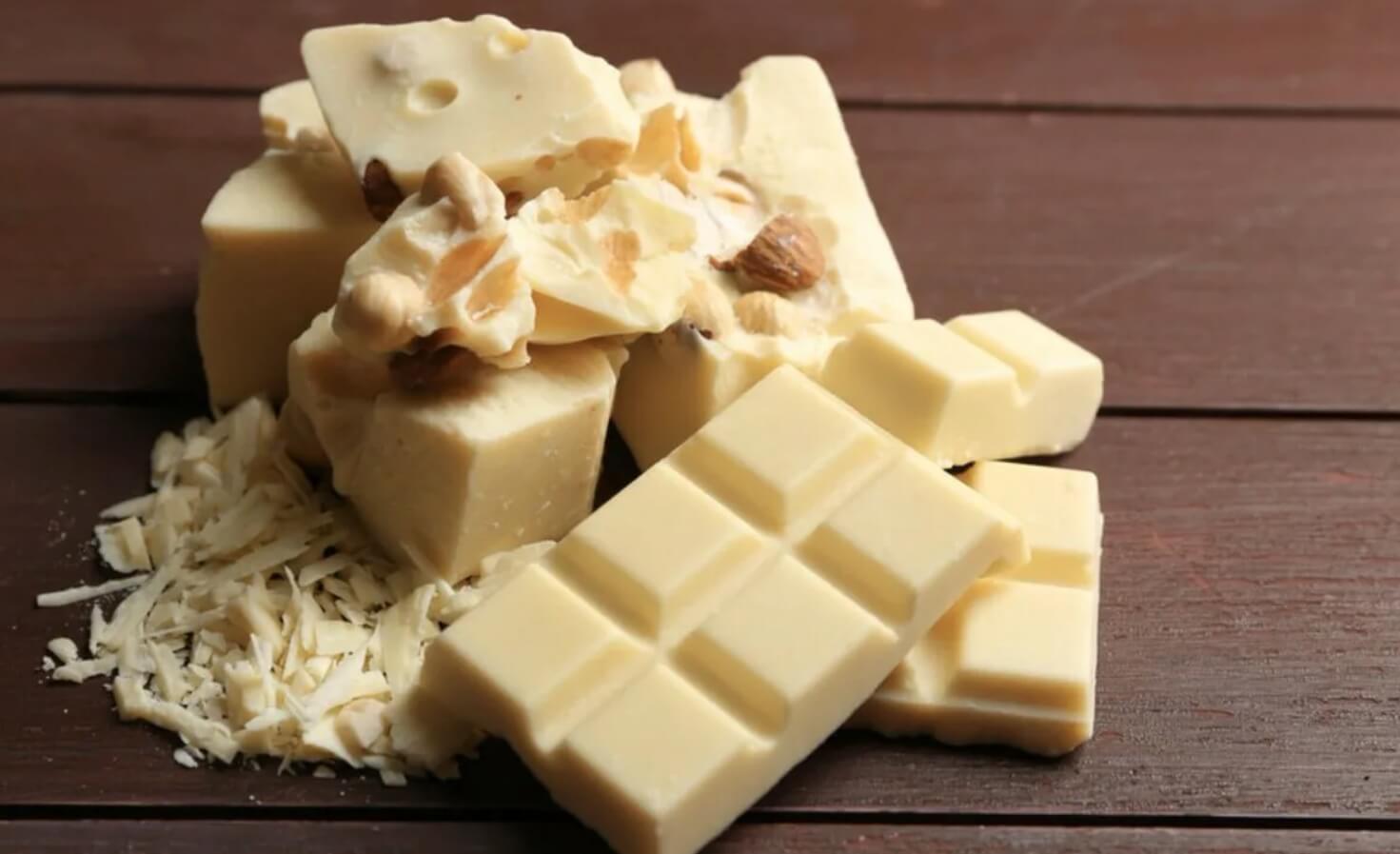 Белый шоколад изготавливается из какао-масла, сахара и молока, что придает ему сладкий и сливочный вкус. Источник изображения: food.ru. Фото.