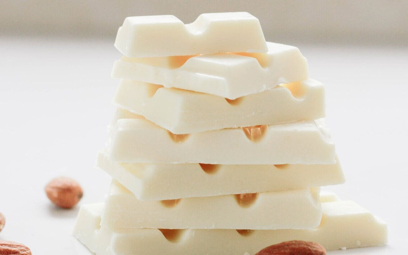 Белый шоколад слаще темного и даже молочного шоколада, а также имеет более приятную текстуру. Источник изображения: gastronom.ru. Фото.