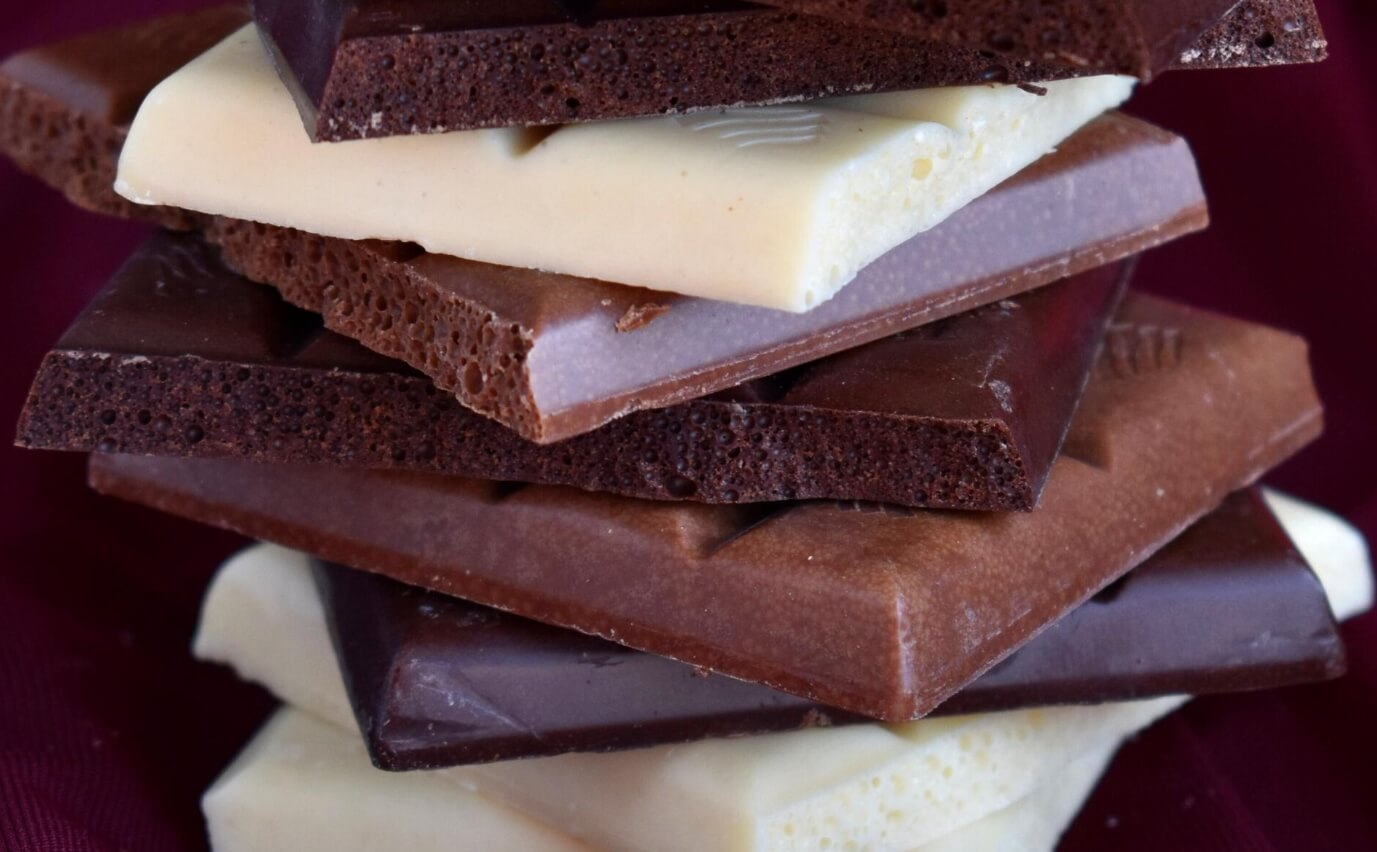 Белый шоколад может быть пористым из-за неправильного темперирования какао-масла, что приводит к образованию воздушных пузырьков при застывании. Источник изображения: reddit.com. Фото.