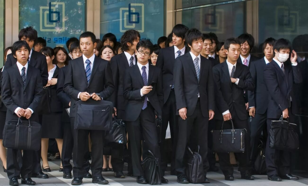 Как повысить рождаемость. В Токио пытаются повысить рождаемость путем сокращения рабочей недели. Источник изображения: dzen.ru. Фото.