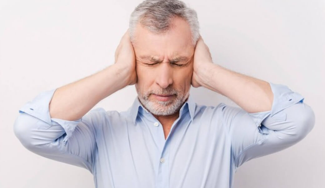 Чаще всего шум в ушах развивается с возрастом. Фото.