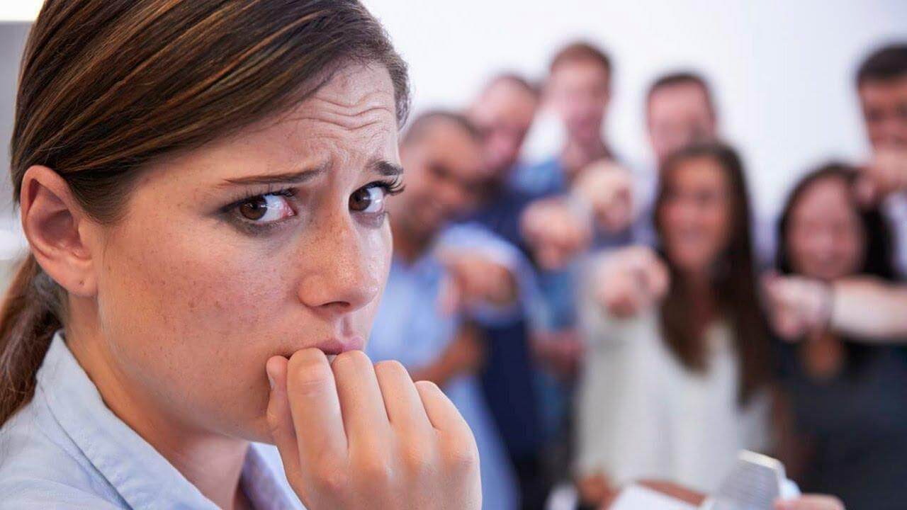 Длительный отказ от смартфона поможет избавиться от тревожности. Источник: cbt-vlad.ru. Фото.