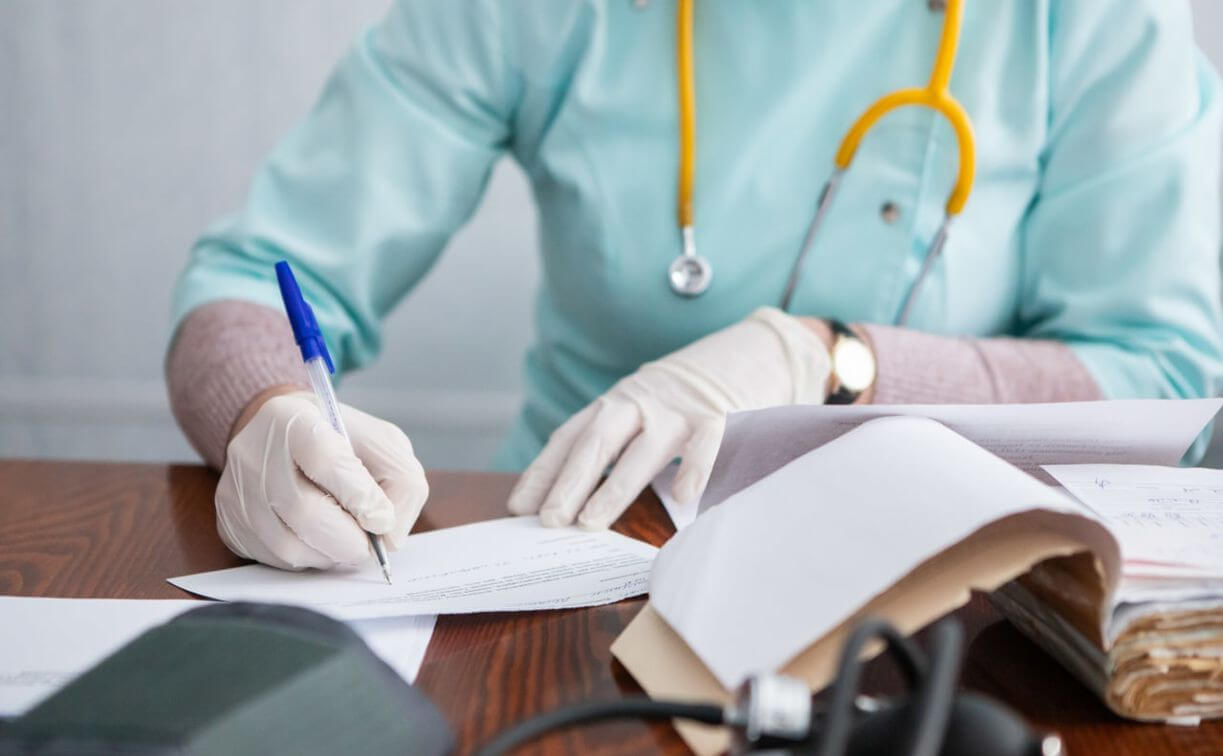 У врачей, которые работают в выходные дни, часто нет возможности проконсультироваться с опытными специалистами: myslo.ru. Фото.